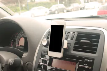 Image of a cellphone mounted to a car dashboard
